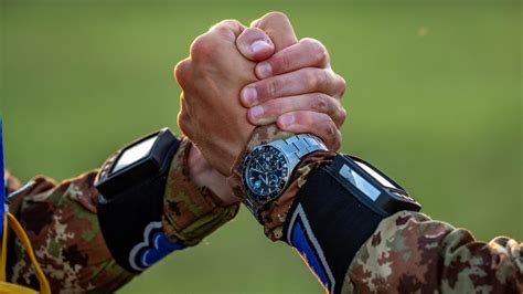 Sector, un orologio dedicato alla Brigata Folgore.